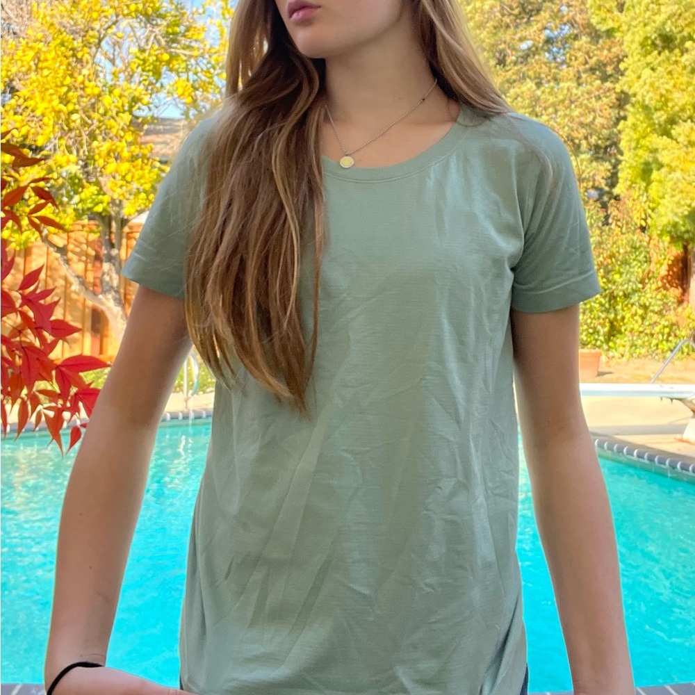 Lulu lemon light blueish green dry fit t-shirt sizes very.